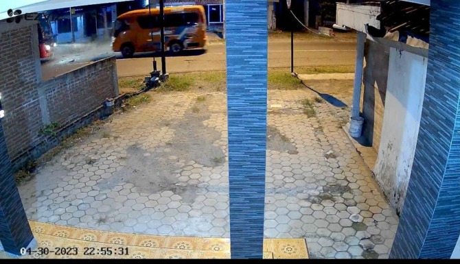BUKTI: Rekaman CCTV yang menggambarkan kejadian laka lantas antara bus dan mobil Elf di Jalan Letjend S Parman Minggu (30/4) malam lalu. (AJI PUTRA/RADAR PONOROGO)