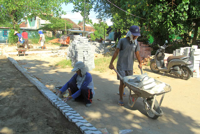 FASUM: Pembangunan RTH Candi Sewu di Kelurahan Madiun Lor, Manguharjo ditagetkan selesai pada pertangahan tahun ini. (BAGAS BIMANTARA/JAWA POS RADAR MADIUN)