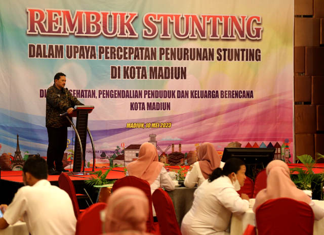 KRUSIAL: Wali Kota Madiun Maidi saat membuka kegiatan rembuk stunting dalam upaya percepatan penurunan stunting di Hotel Aston Madiun kemarin. (BAGAS BIMANTARA/JAWA POS RADAR MADIUN)
