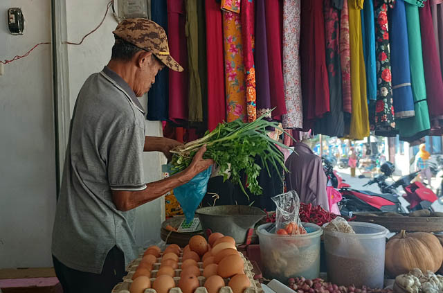 TERUS MEROKET: Pedagang telur di Pasar Arjowinangun, Pacitan, mengaku turun omzet kendati harga terus merangkak naik sejak hampir sebulan terakhir. (NUR CAHYONO/JAWA POS RADAR PACITAN)