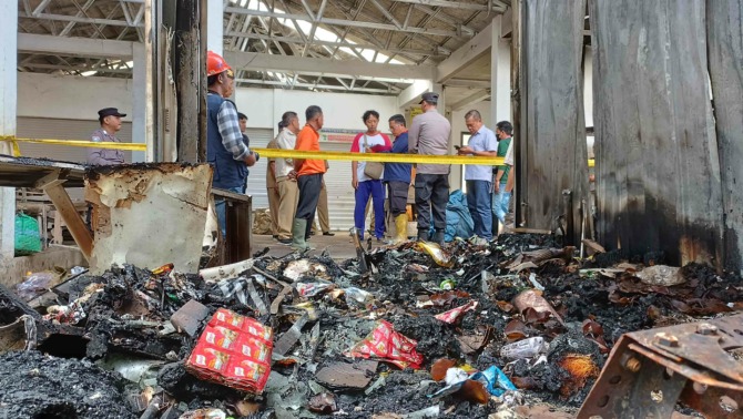 CARI BUKTI: Tim Laboratorium Forensik Polda Jatim turun tangan menyelidiki dugaan penyebab kebakaran Pasar Arjosari kemarin (29/5). Sebagian kios di pasar tradisional tersebut terbakar pada Minggu (28/5) petang. (NUR CAHYONO/JAWA POS RADAR PACITAN)
