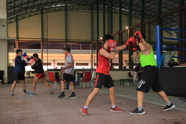 SPARING TINJU: Boxer Kota Madiun berlatih di GOR Wilis untuk mempersiapkan diri mengikuti Porprov Jatim 2023. (DOKUMEN/RADAR MADIUN)
