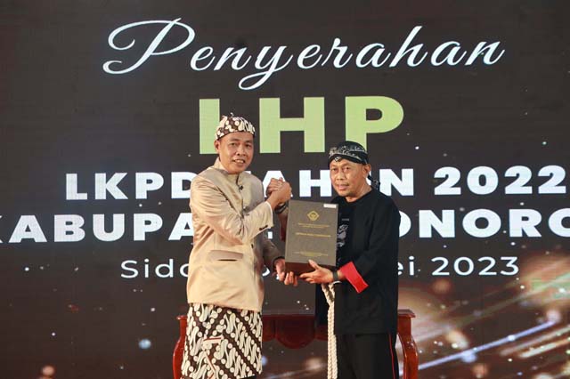 HEBAT: Bupati Ponorogo Sugiri Sancoko menerima penghargaan WTP di Kantor Perwakilan BPK RI Jawa Timur, Sidoarjo. (PEMKAB FOR JAWA POS RADAR PONOROGO)