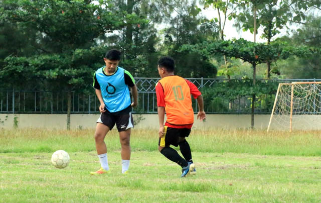 TETAP BERLATIH: Tim sepak bola Kabupaten Madiun sedang menggelar latihan. Pra-Porprov Jatim 2023 ditunda karena beberapa wilayah belum ada tuan rumah. (ASKAB FOR RADAR CARUBAN)