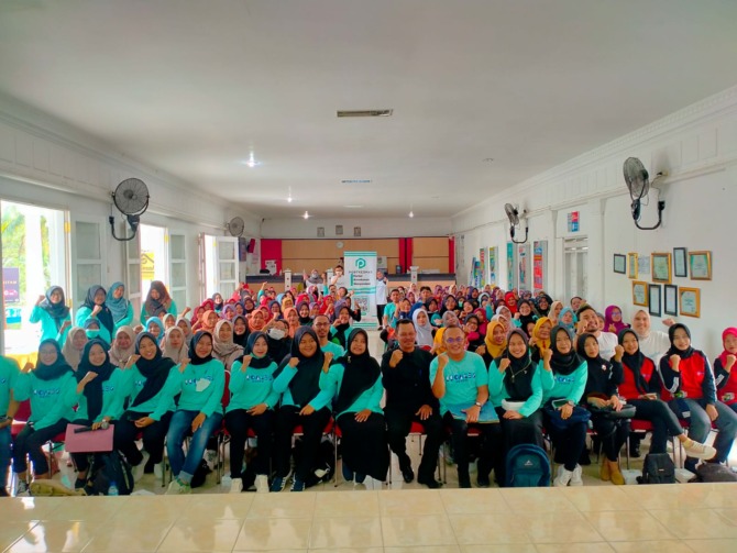 LAWAN HOAKS: Dinkes Pacitan berkolaborasi dengan PPPKMI (Perkumpulan Promotor dan Pendidik Kesehatan Masyarakat Indonesia) Pacitan menggelar pelatihan komunikasi antar pribadi dan literasi digital. (SUCI OKTA/RADAR PACITAN)