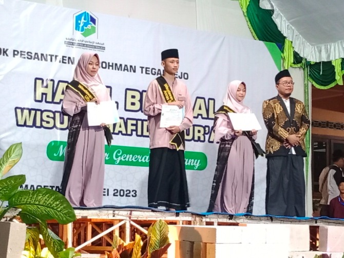 HAFIDZ AL-QUR’AN: Pengasuh Pondok Pesantren Ar-Rohman Tegalrejo Kiai Muhammad Ridlo Rifa’i (kanan) berfoto bersama tiga santri penghafal Alquran. (PONPES AR-ROHMAN TEGALREJO UNTUK RADAR MAGETAN)