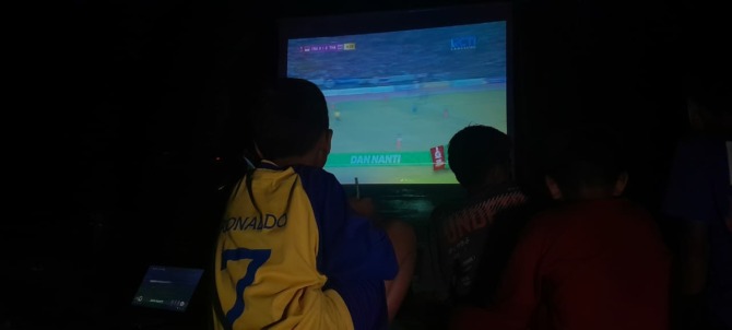BERI DUKUNGAN: Suasana nonton bareng laga final Indonesia U-22 lawan Thailand U-22 di rumah Irfan Jauhari, Desa Kandangan, Ngawi, tadi malam. (ASEP SYAEFUL BACHRI/RADAR NGAWI)