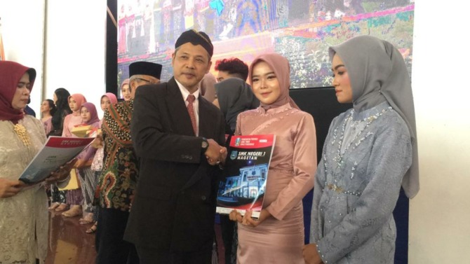 SIAP KERJA: Kepala SMKN 1 Magetan Sugianto saat prosesi wisuda, Rabu (17/5). (ERIC WIBOWO/RADAR MAGETAN)