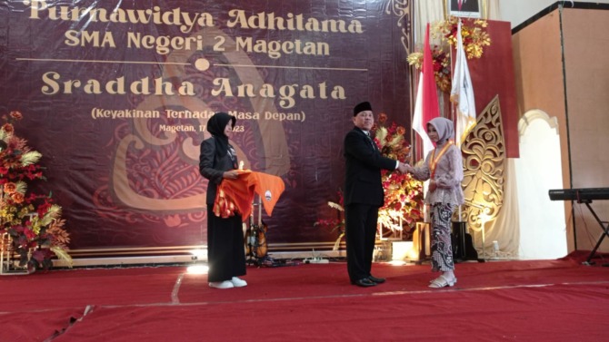 WISUDA: Kepala SMAN 2 Magetan Suroso saat melakukan prosesi wisuda, Rabu (17/5). (ERIC WIBOWO/RADAR MAGETAN)