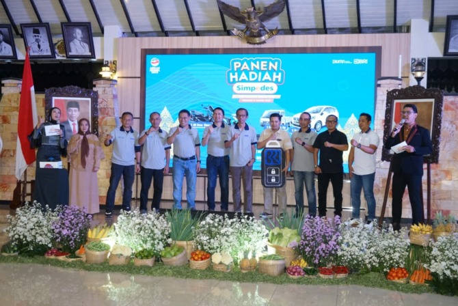 SINERGI: Bupati Suprawoto didampingi Pinca BRI Magetan Anton Tisna Sumantri (enam dari kiri) dan jajaran forkopimda berfoto bersama usai penyerahan hadiah. (ERIC WIBOWO/RADAR MAGETAN)