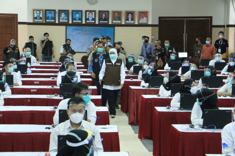CALON PENDIDIK: Gubernur Jatim Khofifah Indar Parawansa meninjau pelaksanaan seleksi CPPPK. (ANTARA)