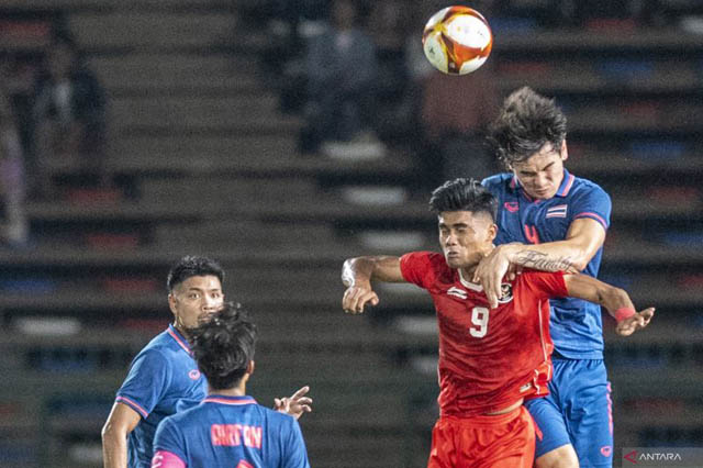 DUEL SENGIT : Ramadhan Sananta (kedua kanan) berebut bola di udara dengan Jonathan Khemdee (kanan) dalam pertandingan final sepak bola SEA Games di National Olympic Stadium, Phnom Penh, Kamboja, Selasa (16/5). (M Agung Rajasa/rwa/ANTARA)
