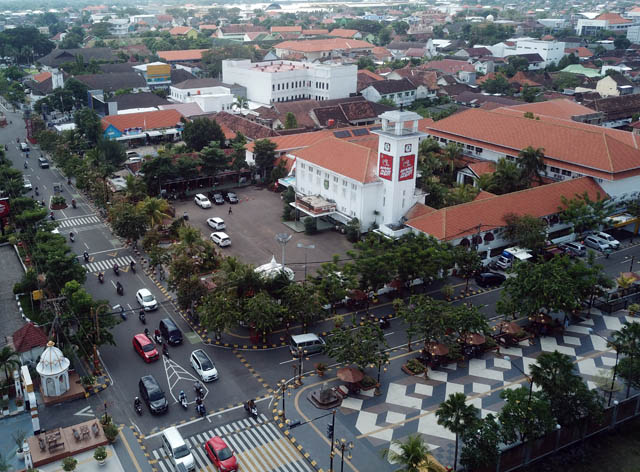 PUSAT KOTA: Kawasan Balai Kota Madiun kian cantik dari tahun ke tahun. (TEGAR RUKMANA/RADAR MADIUN)
