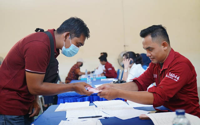 BANTUAN LANGSUNG: Para pemuka agama, penjaga tempat ibadah dan penjaga makam mendapatkan bansos dari Pemkot Madiun belum lama ini. (DISKOMINFO UNTUK JAWA POS RADAR MADIUN)