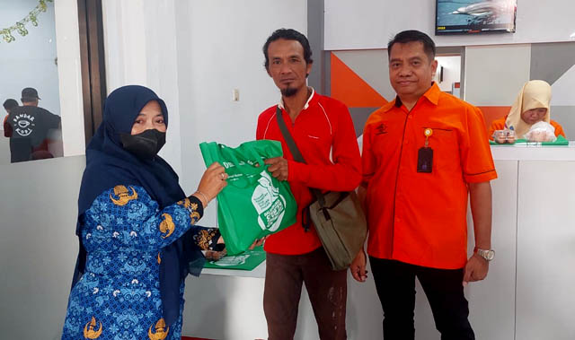 BANTUAN: Penyaluran bantuan telur dan ayam dilakukan lewat kantor pos. (WAHYU R. WIBOWO FOR JAWA POS RADAR MADIUN)