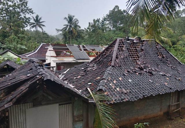RUSAK PARAH: Atap sejumlah rumah di Dusun Serenan, Desa Widoro, rusak setelah diterjang angin kencang Kamis (11/5) sore lalu. (PEMDES WIDORO UNTUK RADAR PACITAN)