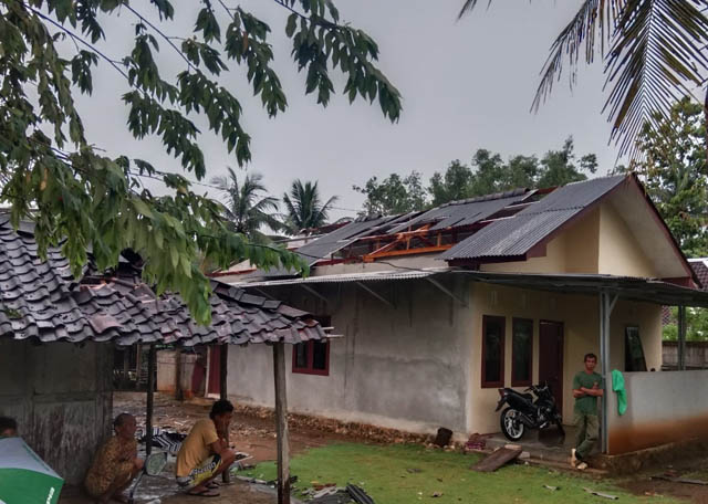 TERDAMPAK BENCANA : Sejumlah warga Dusun Serenan, Desa Widoro melihat kondisi rumah mereka yang rusak setelah diterjang angin kencang Kamis (11/5) sore lalu. (PEMDES WIDORO UNTUK RADAR PACITAN)