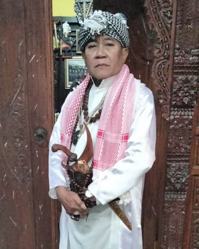 BUDAYAWAN: Suhardo, warga Demangan, Kota Madiun yang koleksi ratusan benda pusaka. (ISTIMEWA)