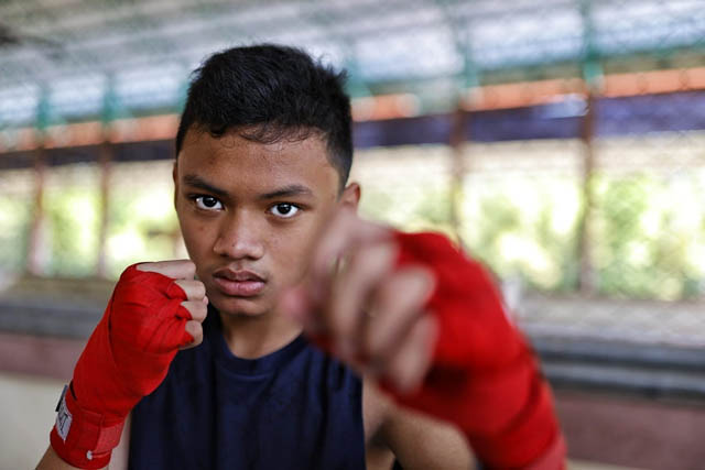 BERPRESTASI: Kenandion Al Ghifari atlet muay thai Madiun yang meraih medali emas pada Kejurprov di Surabaya, Minggu (21/5) lalu. (WS HENDRO/DISKOMINFO FOR JAWA POS RADAR MADIUN)