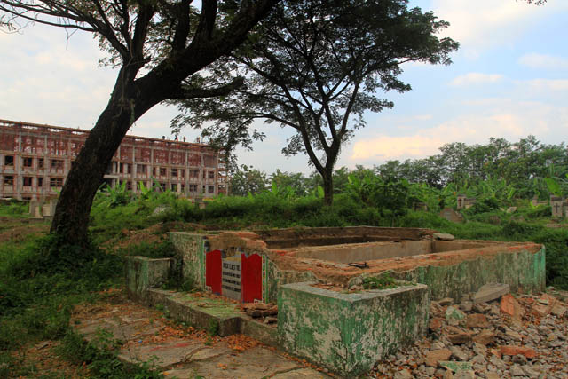 LUAS: Lahan bekas makam Bongpay di sebelah selatan proyek rumah susun III, Jalan Hayam Wuruk bakal segera diuruk. Rencananya, lahan tersebut juga akan dibangun hunian flat. (BAGAS BIMANTARA/JAWA POS RADAR MADIUN)