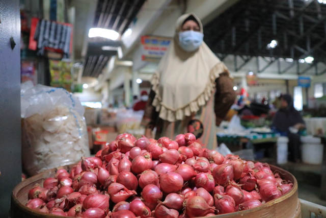 MAHAL: Harga bawang merah di sejumlah pasar tradisional di Pacitan merangkak naik usai Lebaran. (SUGENG DWI/RADAR PACITAN)