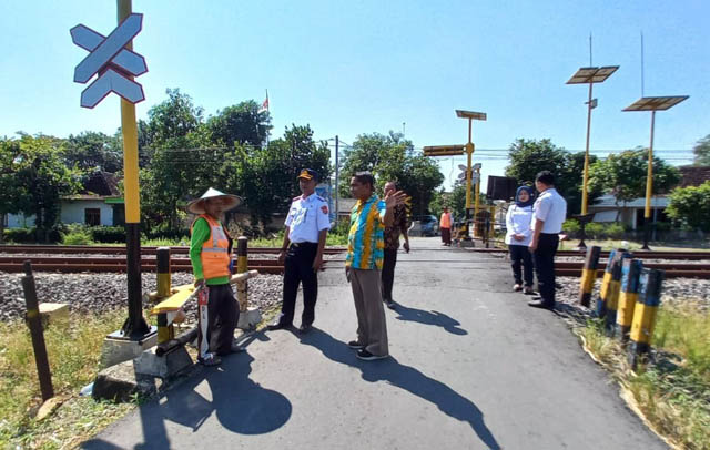 KROSCEK: Tim Dishub Ngawi, Pemerintah Kecamatan Paron, dan Pemdes Tempuran mengecek perlintasan sebidang kereta api di Desa Tempuran. (ASEP SYAEFUL BACHRI/JAWA POS RADAR NGAWI)