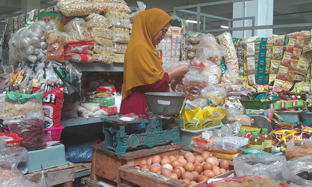 MAHAL: Mahalnya harga telur ayam di Pasar Besar Ngawi membuat pedagang kehilangan banyak pembeli. (ASEP SYAEFUL BACHRI/JAWA POS RADAR NGAWI)