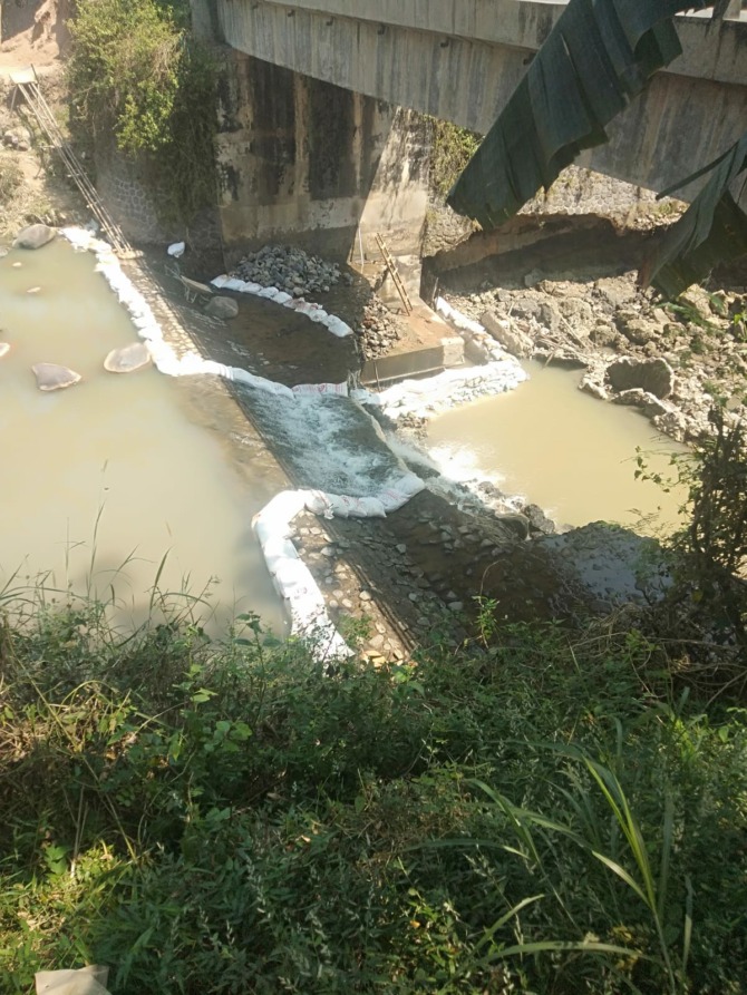 RUSAK BERAT: Kondisi lantai Jembatan Winong, Desa Ketanggung, Sine, yang tergerus banjir beberapa waktu lalu. (DPUPR UNTUK JAWA POS RADAR NGAWI)