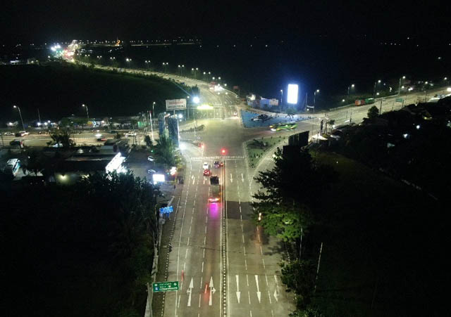 GEMERLAP: Jalan nasional di kawasan Dumpil, Desa Bagi, Kecamatan Madiun, menjadi salah satu jalur yang akan dipasangi PJU tahun ini. (R. BAGUS RAHADI/JAWA POS RADAR MADIUN)