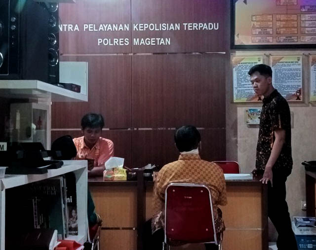 LAPOR: HI melaporkan dugaan penganiayaan yang menimpa putranya ke SPKT Polres Magetan. (POLRES untuk RADAR MAGETAN)