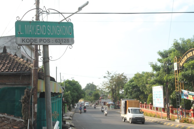 CROWDED: Arus lalu lintas di Jalan Mayjen Sungkono bakal diberlakukan satu arah atau one way mulai 22 Mei hingga 24 September. (BAGAS BIMANTARA/JAWA POS RADAR MADIUN)