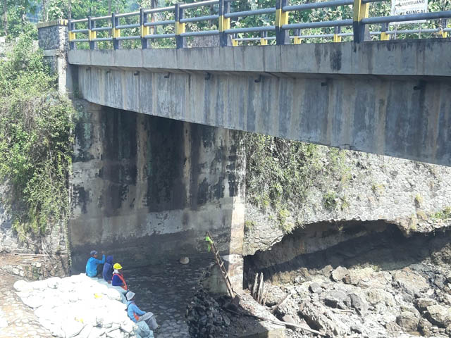 RUSAK: Fondasi Jembatan Winong di Desa Ketanggung, Sine, Ngawi, ambrol karena banjir bandang. (ASEP SYAEFUL BACHRI/JAWA POS RADAR NGAWI)
