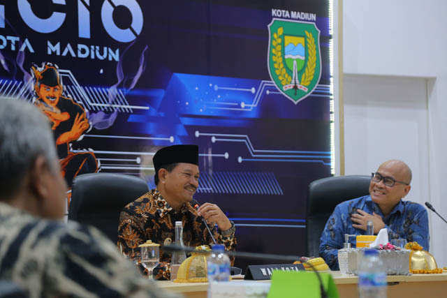 DISKUSI: Wali Kota Madiun Maidi saat berdiskusi dalam forum konsultasi publik serta evaluasi survei kepuasan masyarakat bersama perwakilan Kemenpan RB di gedung GCIO kemarin. (BAGAS BIMANTARA/JAWA POS RADAR MADIUN)
