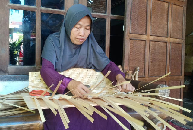 Ilustrasi foto ; Sumiati , salah seorang perajin bambu di Kabupaten Magetan  (Dokumen/ JAWA POS RADAR MAGETAN)