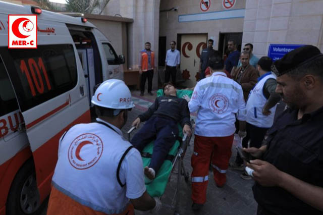 Tim media MER-C menolong korban serangan Israel di Gaza, Palestina, Sabtu (13/5) (HO-MERC/ANTARA)