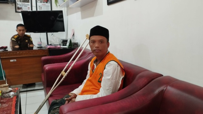 PELIMPAHAN KEDUA: Tersangka korupsi APBDes Bangunsari, Bandar, Edi Suwito, dilimpahkan ke jaksa penuntut umum (JPU) Kejari Pacitan kemarin (31/5). (NUR CAHYONO/RADAR PACITAN)