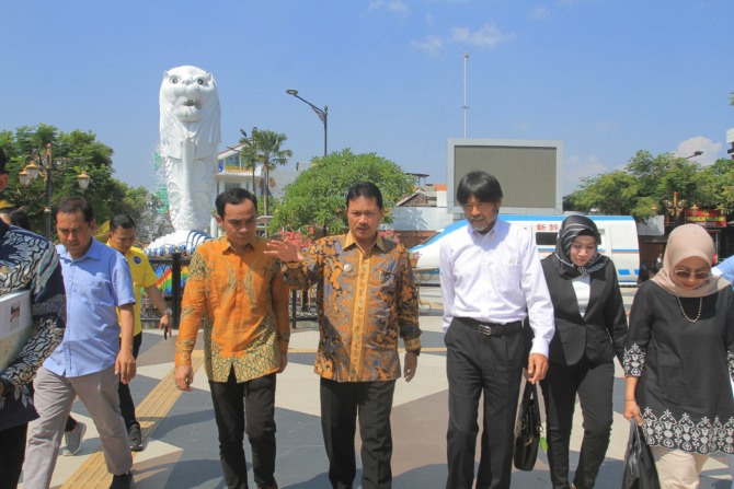 WISATA TEMATIK: Wali Kota Madiun Maidi bersama President Director PT Furukawa Optical Solutions, Fuminori Nakajima berkeliling di kawasan Sumber Wangi kemarin (25/5). (BAGAS BIMANTARA/JAWA POS RADAR MADIUN)