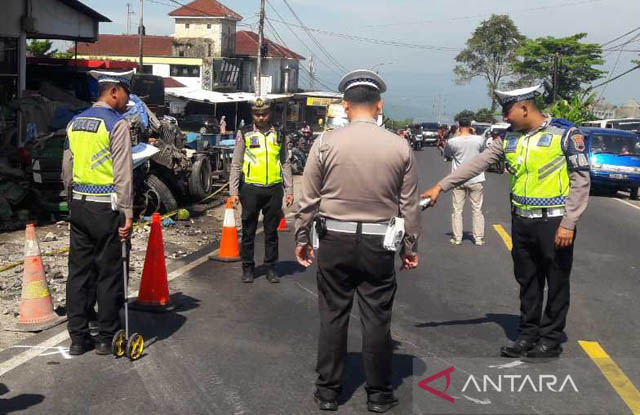 PENYEBAB KECELAKAAN : Anggota Sat Lantas Polres Wonosobo melakukan olah TKP kecelakaan beruntun di Jalan Temanggung-Wonosobo. (Heru Suyitno/ANTARA)