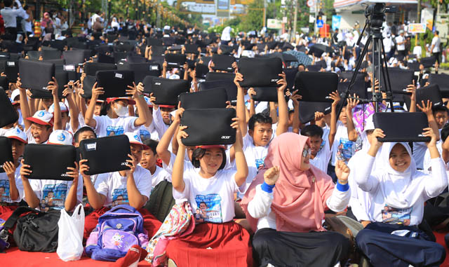 BERBUAH REKOR: Ribuan laptop program pinjam-pakai tuntas diterimakan kepada siswa SD-SMP negeri di Kota Madiun. (BAGAS BIMANTARA/JAWA POS RADAR MADIUN)