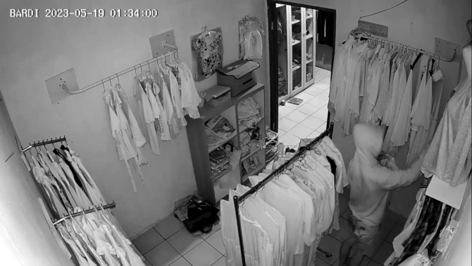 TERCIDUK: Aksi pencurian di sebuah toko pakaian Desa Purwosari, Wonoasri, Jumat lalu (19/5) terekam kamera CCTV. (DIAN RAHAYU/JAWA POS RADAR CARUBAN)
