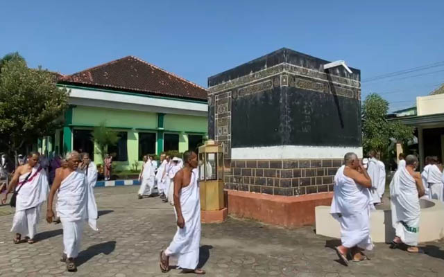 GLADI: CJH asal Kabupaten Madiun saat mengikuti manasik haji di asrama haji. (KEMENAG FOR JAWA POS RADAR CARUBAN)