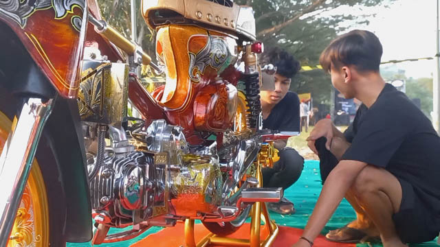 UNIK: Sejumlah motor Honda C70 dipajang dalam kontes modifikasi yang digelar komunitas Faham kemarin. (DIAN RAHAYU/JAWA POS RADAR CARUBAN)
