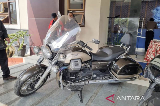Motor berjenis Piaggio Motgozical 1.400 cc diamankan di Polda Jawa Barat, Kota Bandung, Jawa Barat, Senin (29/5/2023). (Bagus Ahmad Rizaldi/ANTARA)