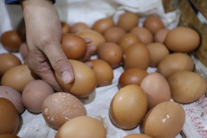 MELAMBUNG: Harga telur ayam di pasaran Madiun merangkak naik. Saat ini per kilogram mencapai Rp 31.500. (BAGAS BIMANTARA/RADAR MADIUN)