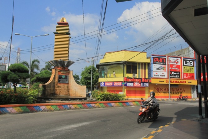 IKONIK: Keberadaan tugu Parasamya Purnakarya Nugraha yang berada di Jalan H Agus Salim bakal diganti dengan replika monumen nasional (monas). (BAGAS BIMANTARA/RADAR MADIUN)
