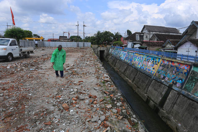 TATA KAWASAN: Proyek penutup di atas saluran Pancasila, Nambangan Lor, Manguharjo,  mulai dikerjakan pertengahan April lalu. (BAGAS BIMANTARA/JAWA POS RADAR MADIUN)