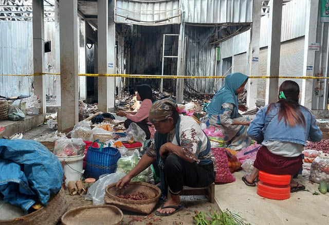 TETAP BERDAGANG: Aktivitas perdagangan di Pasar Arjosari sedikit menurun pasca kabakaran kemarin (29/5). Sejumlah pedagang memilih tidak berdagang karena beredar hoaks pasar akan ditutup. (NUR CAHYONO/JAWA POS RADAR PACITAN)