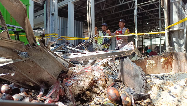 BERSERAKAN: Puing-puing sisa kebakaran Pasar Arjosari, Pacitan, belum dibersihkan hingga kemarin (30/5). (NUR CAHYONO/JAWA POS RADAR PACITAN)
