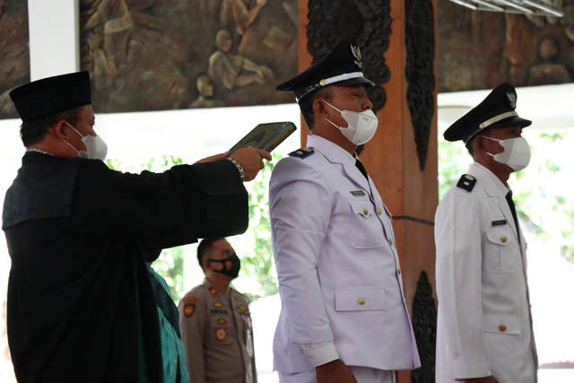 Ilustrasi foto : Sejumlah kepala desa mengikuti prosesi pelantikan. (Dokumen/Radar Pacitan)