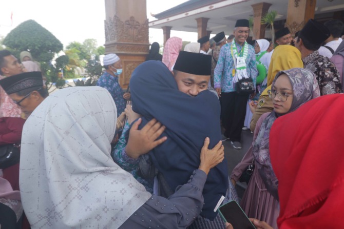 TAMU ALLAH: Bupati dan jajaran Forkopimda Kabupaten Madiun melepas keberangkatan ratusan CJH di Pendapa Ronggo Djumeno kemarin. (R. BAGUS RAHADI/JAWA POS RADAR MADIUN)